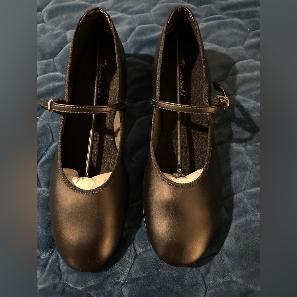 NWT NWB THEATRICALS WOMEN’S TAP SHOES